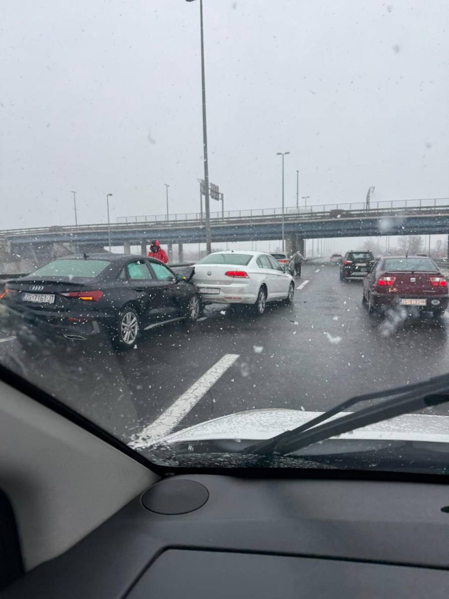 FOTO Sudarili se na zagrebačkoj obilaznici, kolona je 2 kilometra