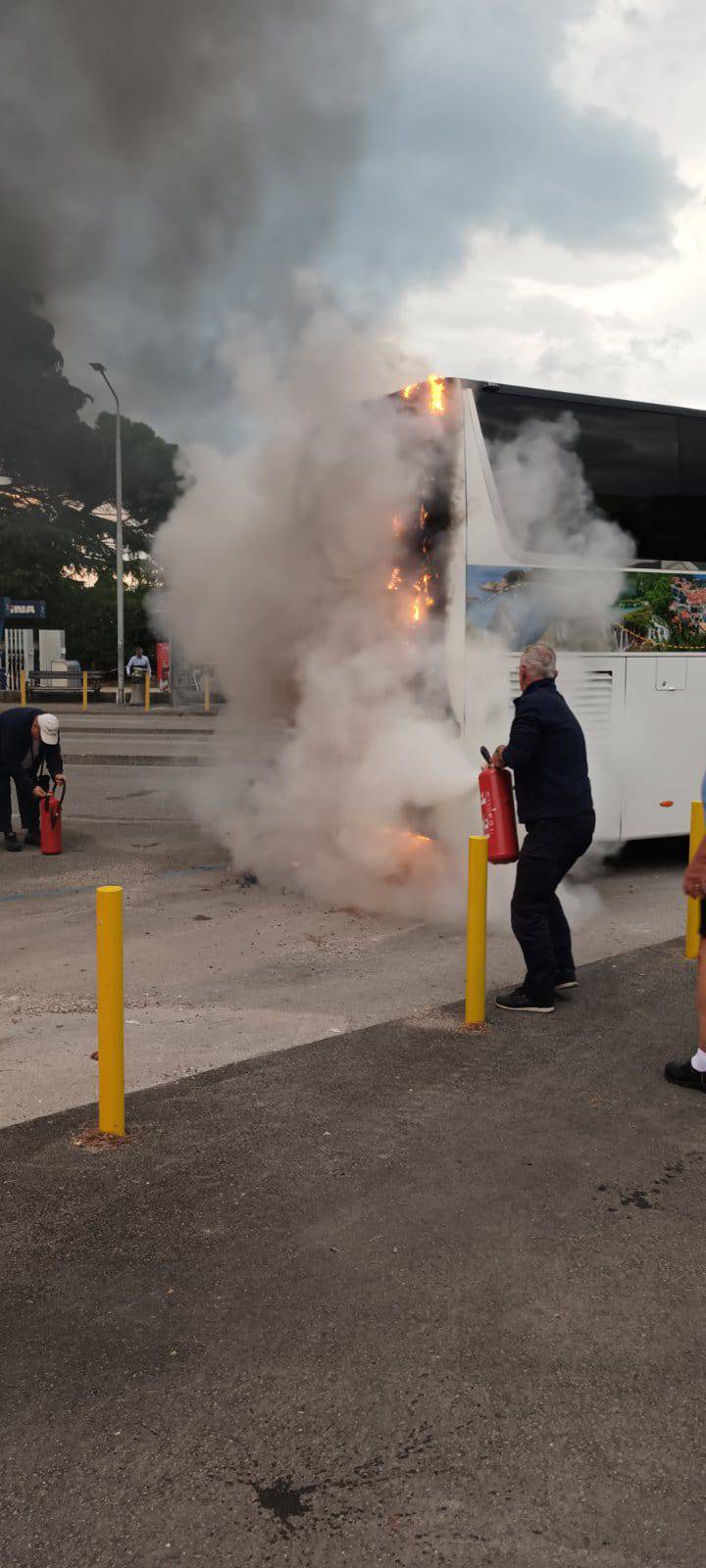 FOTO Drama u Opatiji, gorio bus kod benzinske, djelatnici gasili požar: 'Vozač je gasio bočicama'