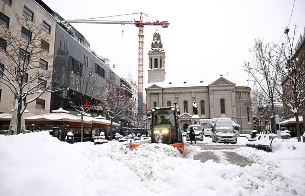 Zagreb: Snijeg zabijelio grad