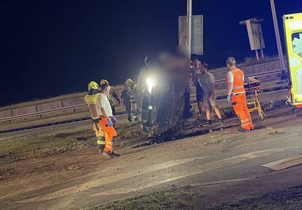 FOTO UŽASA Smrskani BMW na stupu, razbijeni Audi. Izvlačili ženu, muškarac visio s auta