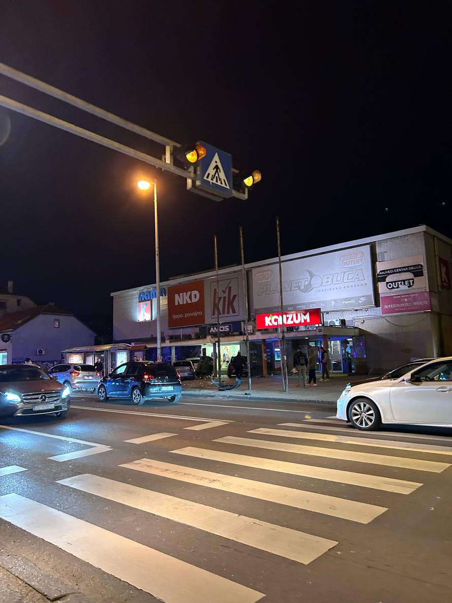 VIDEO Teška nesreća u Zagrebu:  Sudarila se dva auta na Ilici, jedan se odbio i udario pješaka