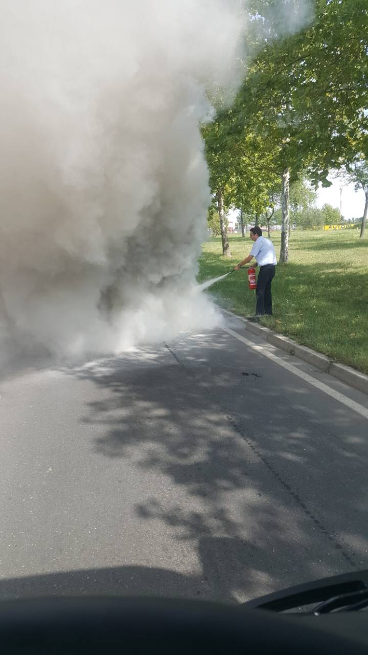 Buktinja na Slavonskoj Aveniji: Zapalio se autobus NK Osijek