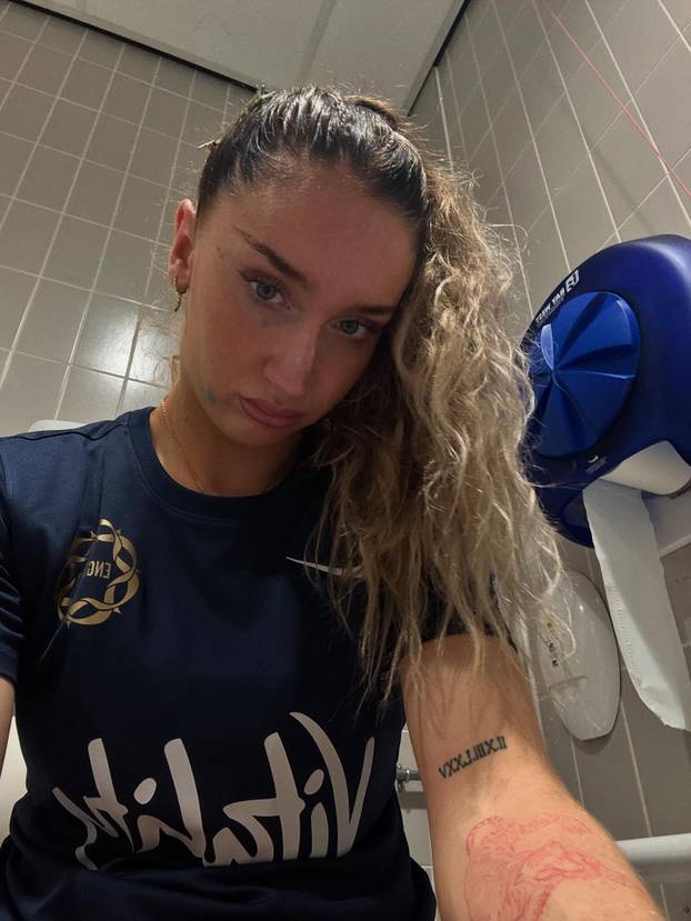 FOTO Bujna kći legende Uniteda provocira oskudnim izdanjima