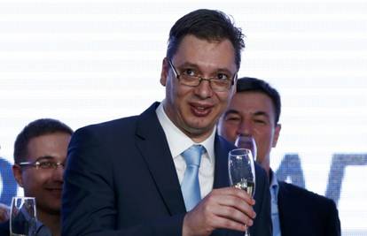 Nesreća: Na auto Aleksandra Vučića naletio je vladin vozač