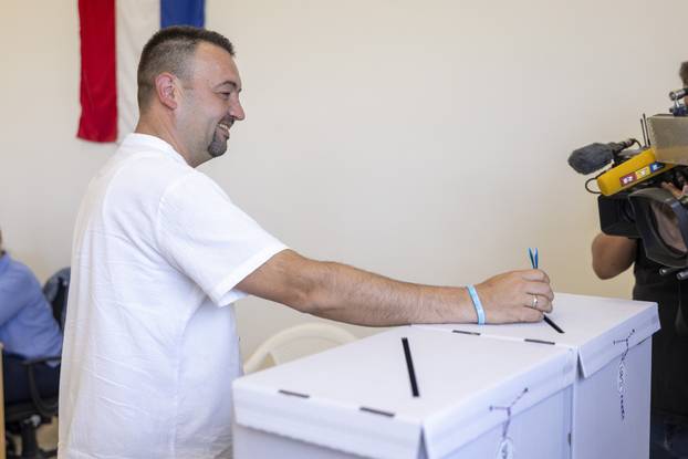 Vukovar: Kandidat za gradonačelnika Marijan Pavliček glasovao je u drugom krugu lokalnih izbora