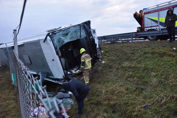 Slovenija: Autobus sletio s autoceste, najmanje dvije osobe poginule