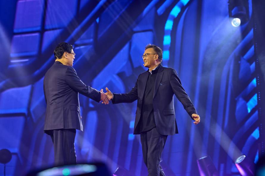 Ovaj laptop ima ekran koji se savija i može vas pratiti po sobi