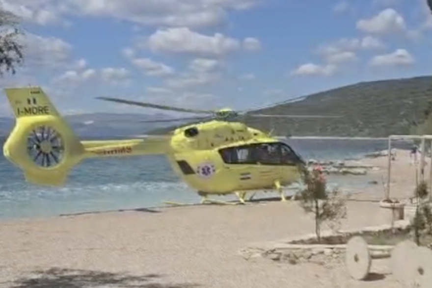 Helikopter hitne slu&zcaron;be na pla&zcaron;i