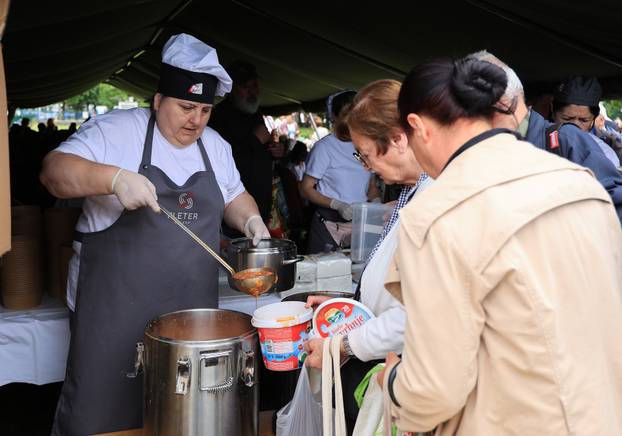 Zagreb: Podjela graha građanima na Jarunu u povodu Dana državnosti