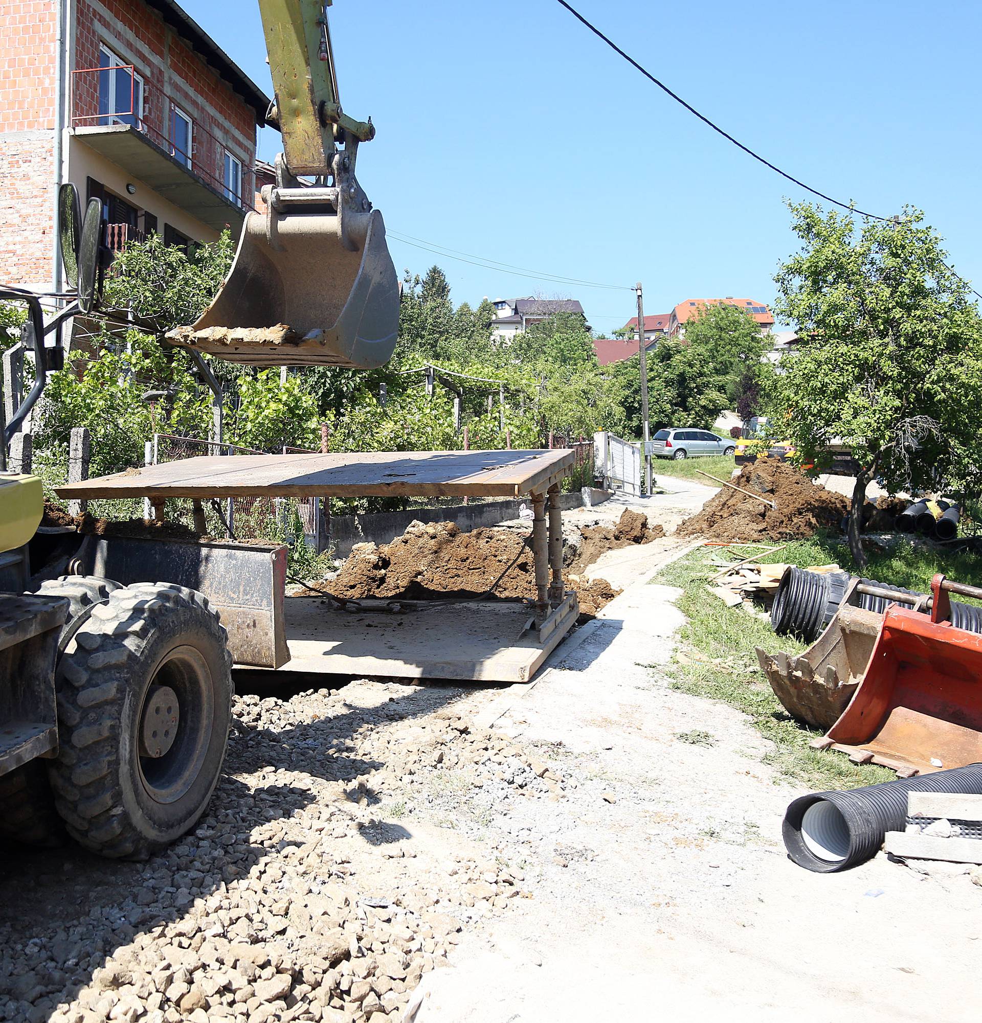 Radnika je zatrpala zemlja na gradilištu, prevezli ga u bolnicu