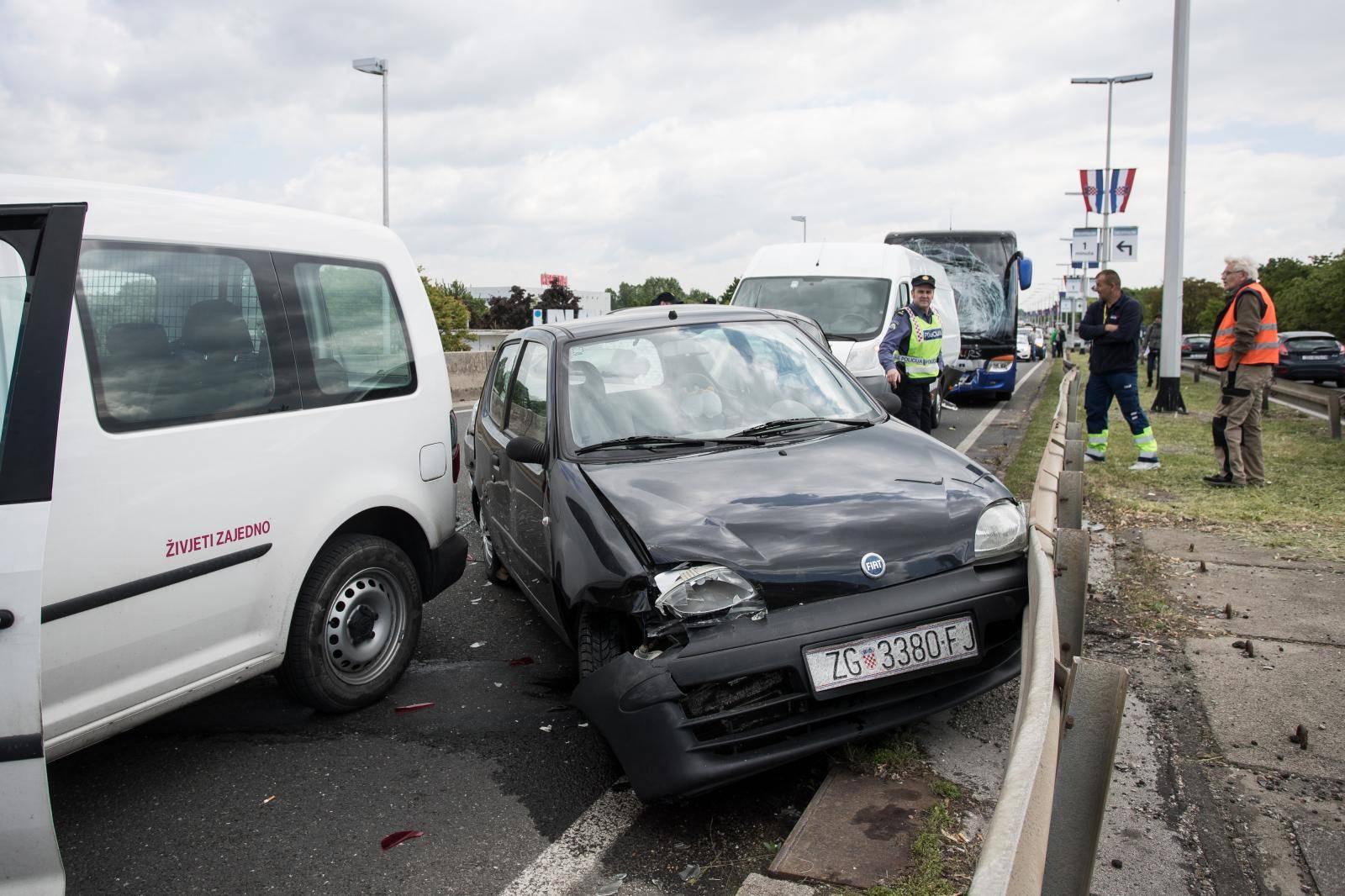 Zagreb: U lanÄanom sudaru na Slavonskoj aveniji sudjelovali autobus, kombi i viÅ¡e osobnih vozila