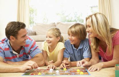 Djeca su najsretnija s obitelji i prijateljima, a ne pred TV-om