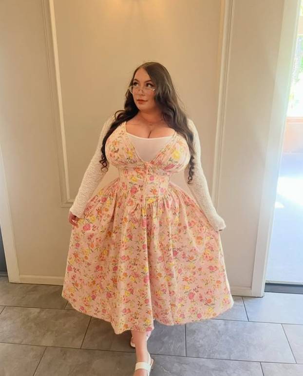 FOTO Bujna Britanka: 'Grudi mi teže 25 kilograma! Ljubomorne žene me polijevaju pićem...'