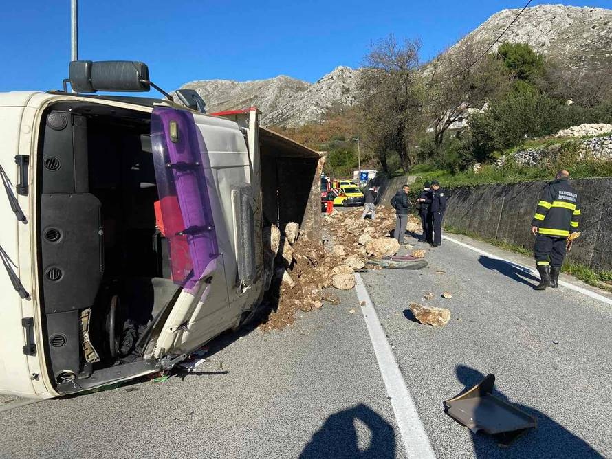 Kod Dubrovnika se prevrnuo kamion, morali zatvoriti cestu