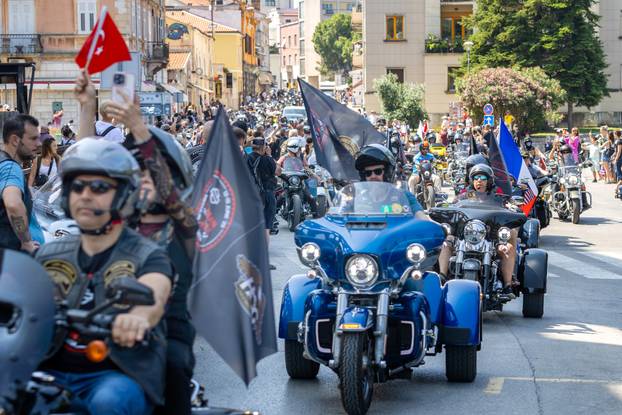 Nekoliko tisuća vlasnika Harley Davidsona prolazi kroz Pulu u defileu