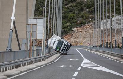 VIDEO Jaka bura prevrnula kamion na mostu u Dubrovniku