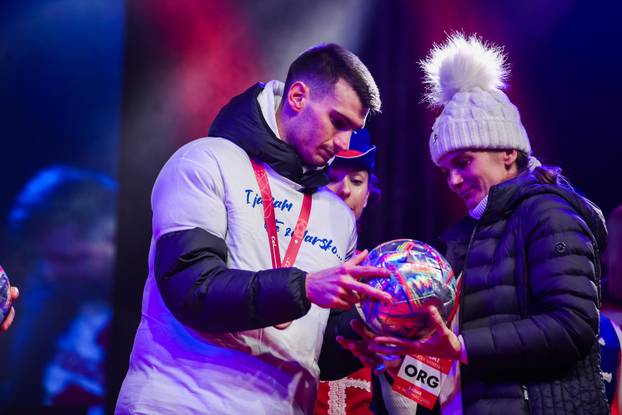 Zadar: Dominik Livaković i Martin Erlića potpisali lopte te ih ispucali u okupljene navijače