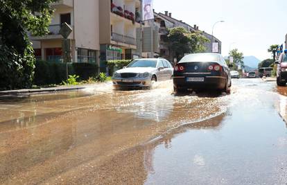 U Vrgorcu eksplodirala glavna vodovodna cijev: Grad bez pitke vode, poplavljena prometnica