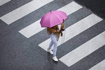 FOTO Neće njoj jesen i kiša dan pokvariti. Outfit Zagrepčanke je hit! Pogledajte što je odjenula