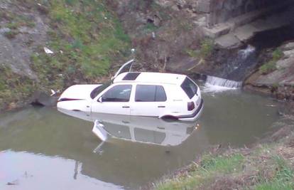 Vozačica Golfom sletila u potok i dobro se smočila