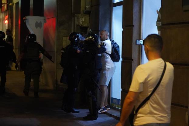 Beograd: Žandarmerija je uništila blokadu kod Strojarskog fakulteta i krenula prema Pravnom