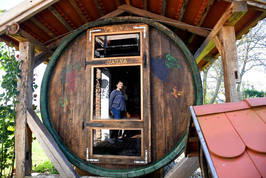 Mičetinac: Obitelj Vujić ogromnu vinsku bačvu pretvorili u saunu