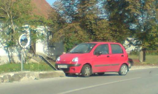 Prebrzo ušao u zavoj pa autom udario u rub mosta