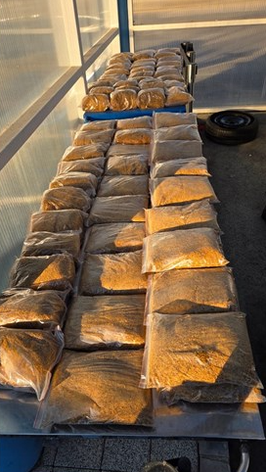 FOTO Ugurao duhan gdje je stao u autu. Imotski carinici našli ga i u kotaču, zaplijenili su 40 kila