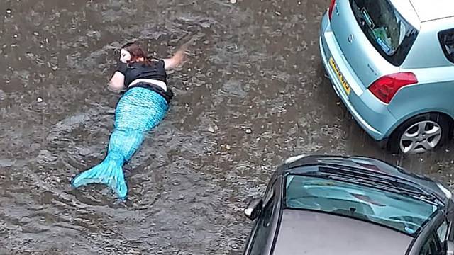 Kiša poplavila ulice Glasgowa, ali jedna žena se snašla: Obukla se kao sirena i plivala po gradu