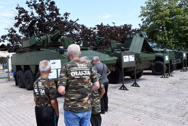 Petrinja: Hrvatska vojska predstavila naoružanje i opremu povodom 30. obljetnice operacije "Oluja"