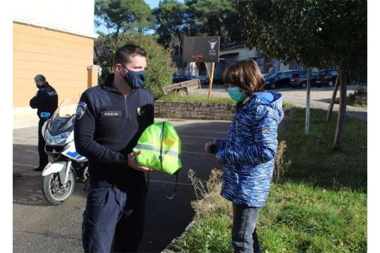 Policija je nagradila Karola (9) koji je pronašao novčanik: ' I ja želim jednog dana biti policajac'