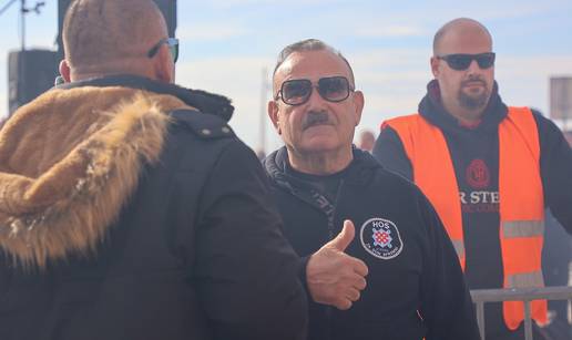 FOTO Prosvjed na Rivi. Stigao je i tip s 'Hitlerovim brčićima'