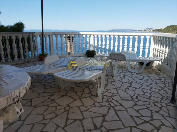 FOTO Prodaje se kuća koja 'visi' sa stijene u Stobreču: 'Prvi red do mora, ekskluziva'. Evo cijene