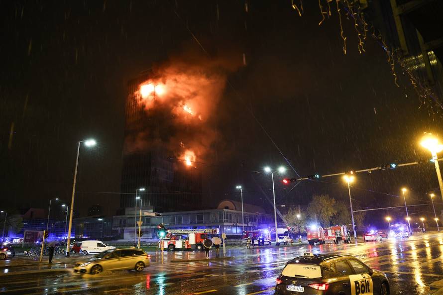 Zagreb: Pozar u Vjesnikovom neboderu