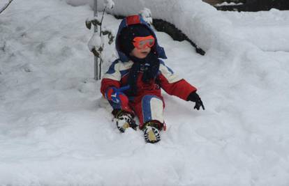 Zbog 25 cm snijega zatvorili su škole u Drnišu i Benkovcu