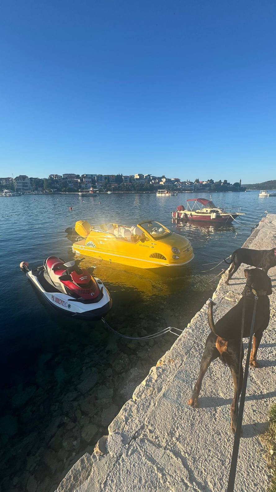 VIDEO Nakon Ferrarija u moru, u Hrvatsku stigao i Fićo. Evo koji je brži u utrci na valovima