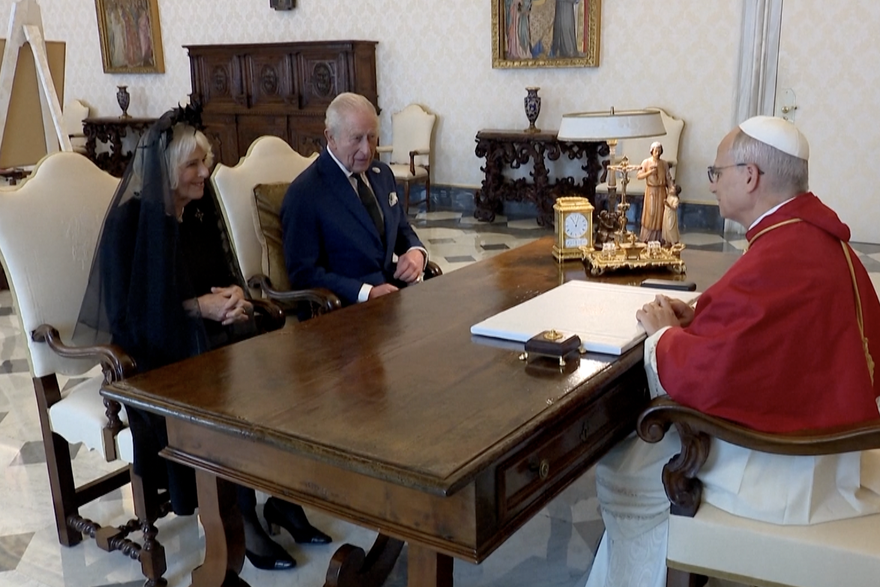 Kralj Charles u molitvi s Papom tijekom državnog posjeta Vatikanu