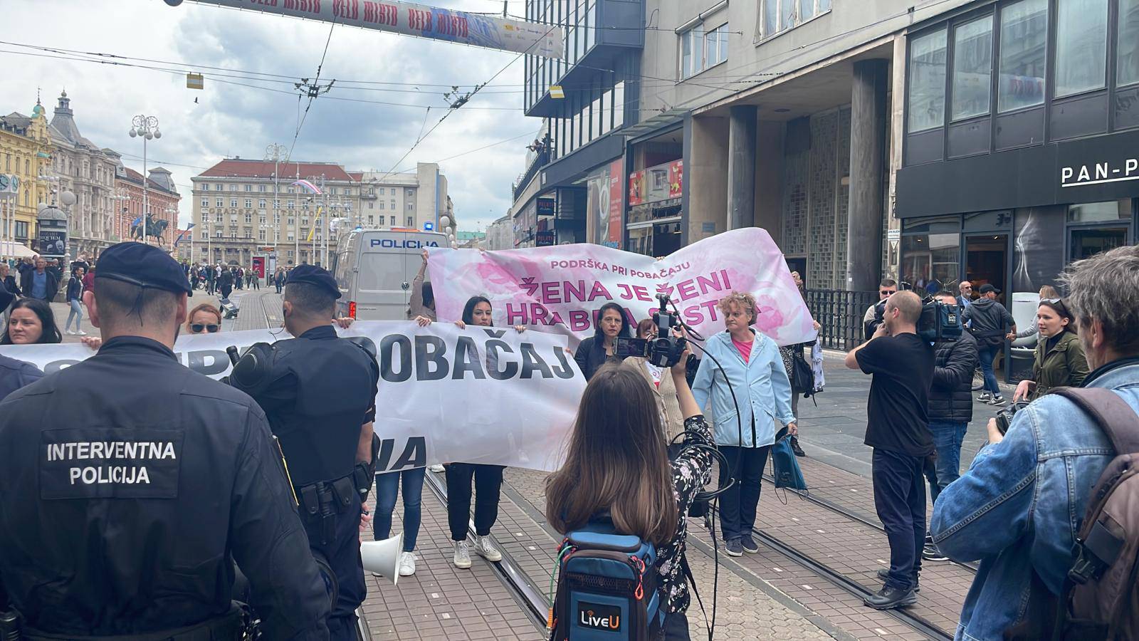 Pogledajte kako policija odnosi žene, blokirale su Hod za život