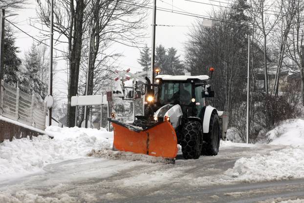 Delnice: Snijeg otežava promet kroz Gorski kotar