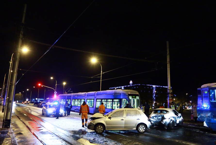 Zagreb: Sudarili se dva tramvaja i dva automobila kod Ravnica