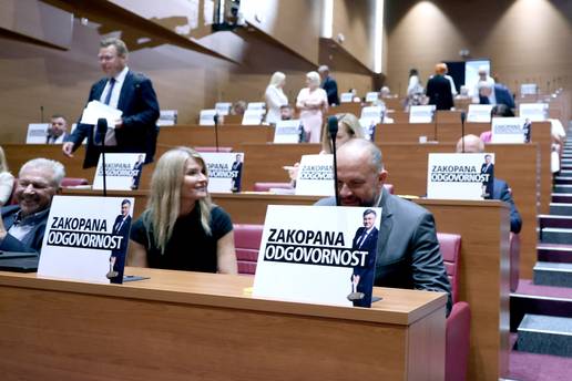 Burna rasprava u Saboru: 'Gdje je Milanovi&cacute;? Javljaju mi da na Hvaru u pli&cacute;aku otvara pivo...'