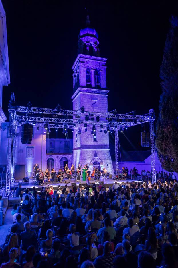 Vela Luka:  Koncert Nine Bardić i Acustic benda povodom manifestacije Trag u Beskraju