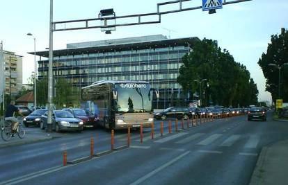 Sudarili se bus i Peugeot, drugi vozači koristili gužvu