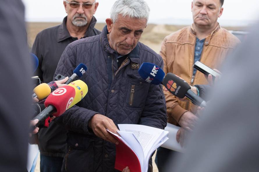 Mještani Čeminca prosvjedovali protiv načelnika Zlatka Pinjuha