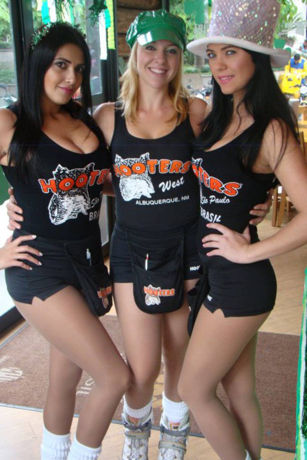 http://www.facebook.com/hootersbrasil