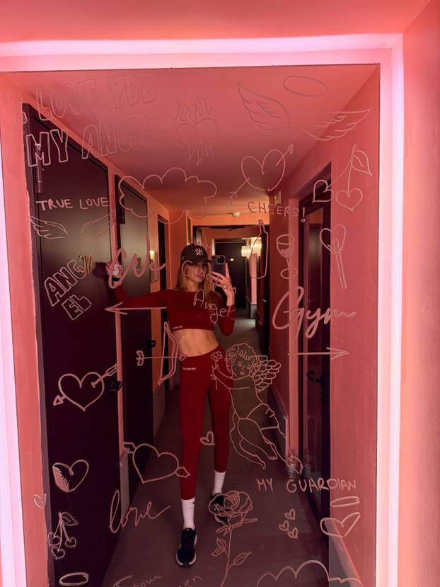 FOTO Talijanska voditeljica je konkurencija Diletti Leotti pred kamerama! Bila je i misica...