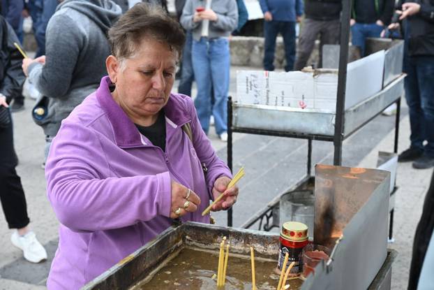 Kočani: Građani odaju počast poginulima u požaru diskoteke