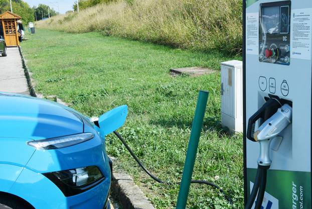 Sisak: Sve više električnih automobila koristi punionicu