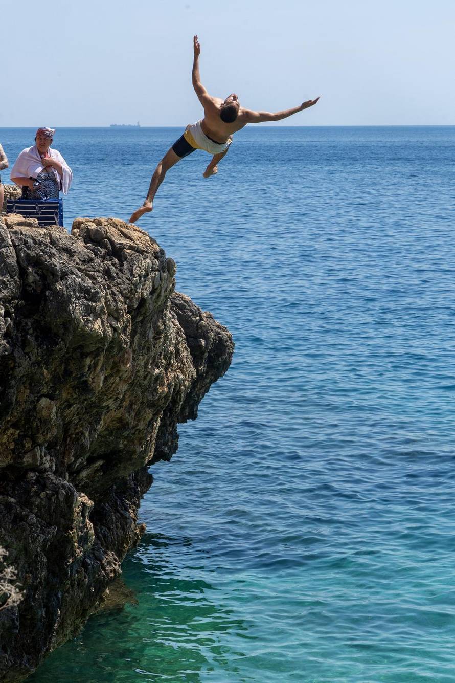 Pula: Havajska plaža na Verudeli raj je za kupače i ljubitelje skokova sa stijena