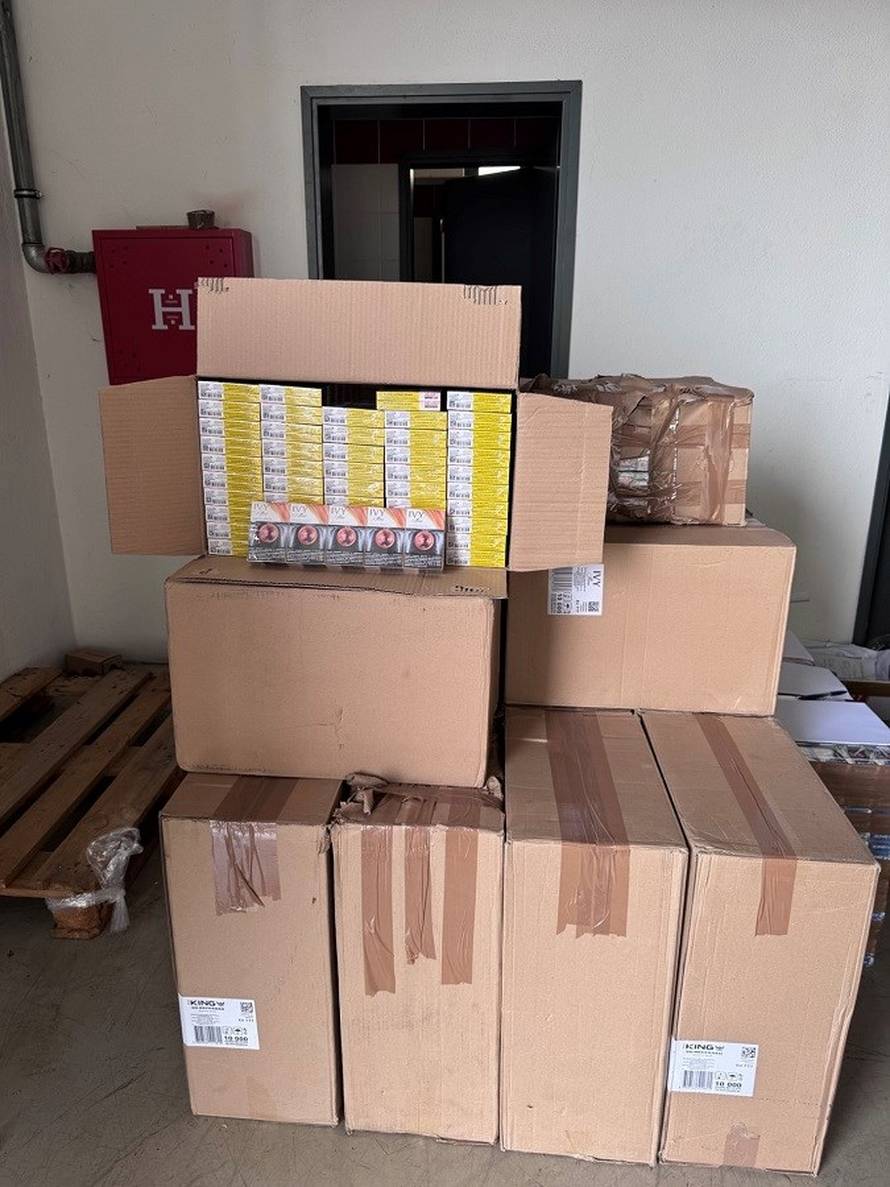 FOTO Srbin na granici prijavio da prevozi  majonezu i senf. Našli mu 240.000 cigareta!